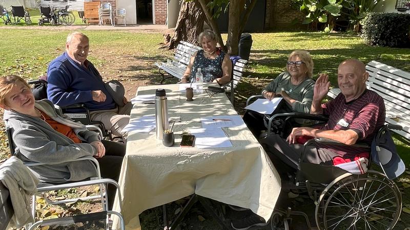 Residentes compartiendo una salida al aire libre