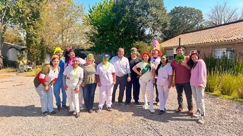 Residentes y personal en un festejo al aire libre